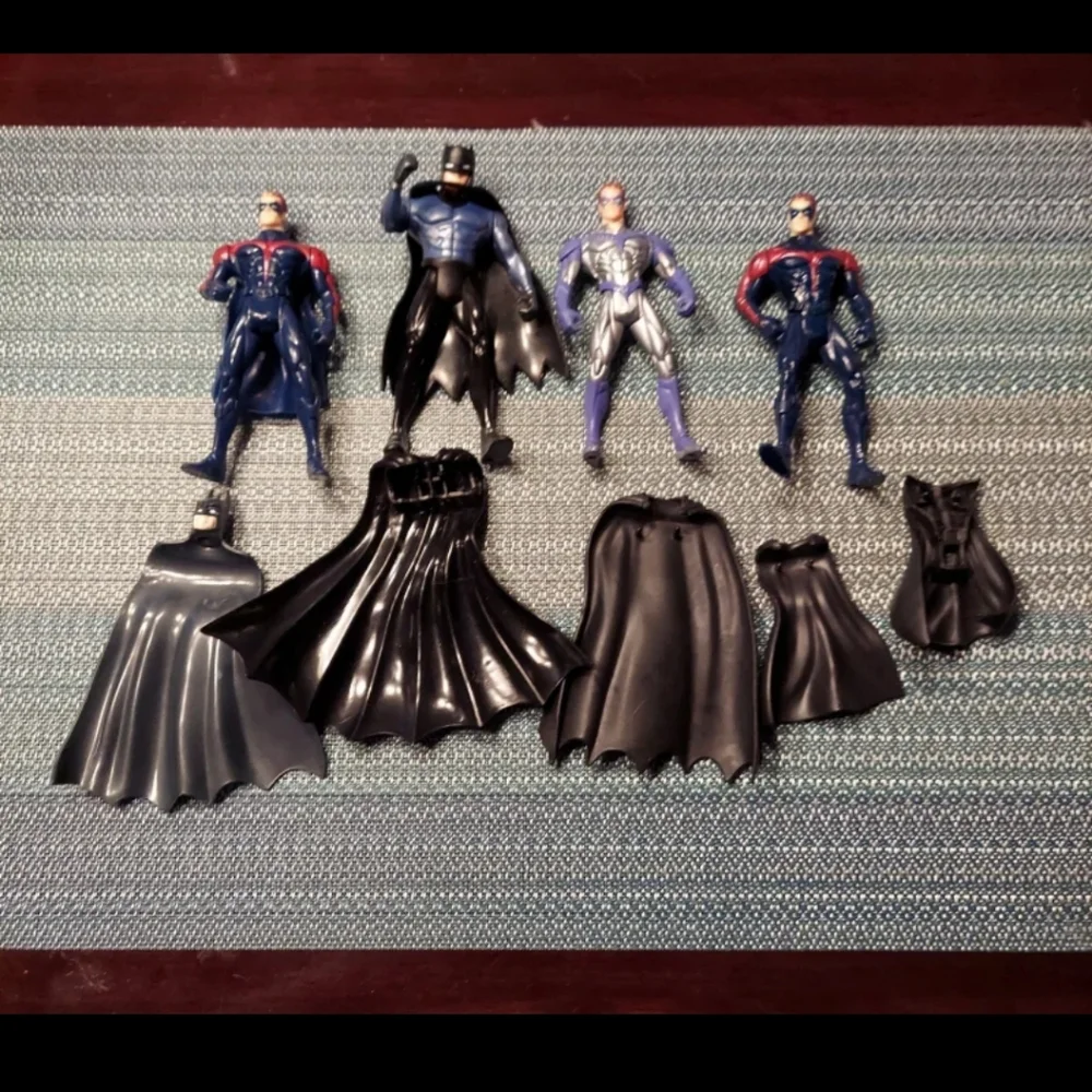 1997 BATMAN & ROBIN LOT OF 4 ACTION FIGURES AND 5 ADDITIONAL CAPES